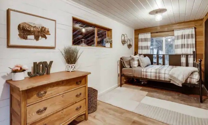 Baring Cabine | Cozy Christmas Cabin, surrounded by beautiful mountains.