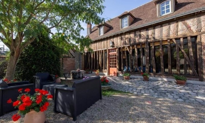 Bellegarde-du-Loiret Cottage | Gîte de charme avec cour et jardin, proche château, cheminée, ping-pong, draps inclus