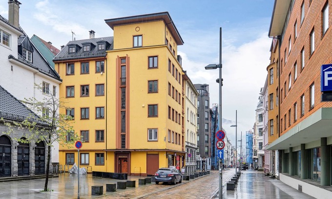 Engen Appartement | Cozy City Haven: Spacious, Centrally Located in Bustling Heart of Bergen!