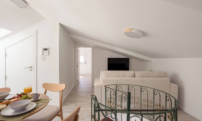 Seixal Appartement | Cozy City Loft with Natural Light