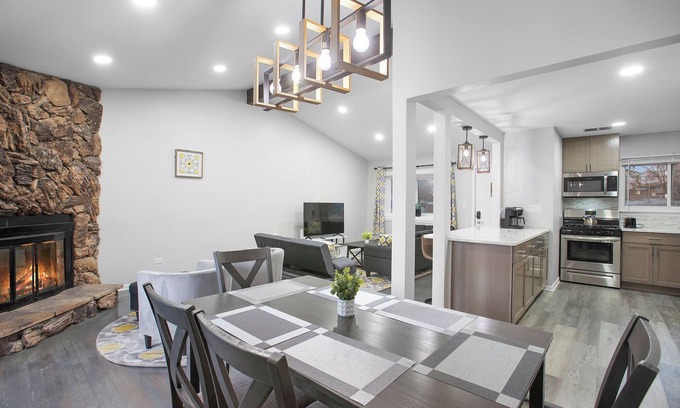 Fox Valley Maison | Cozy Clean Cottage 1/2 acre yard