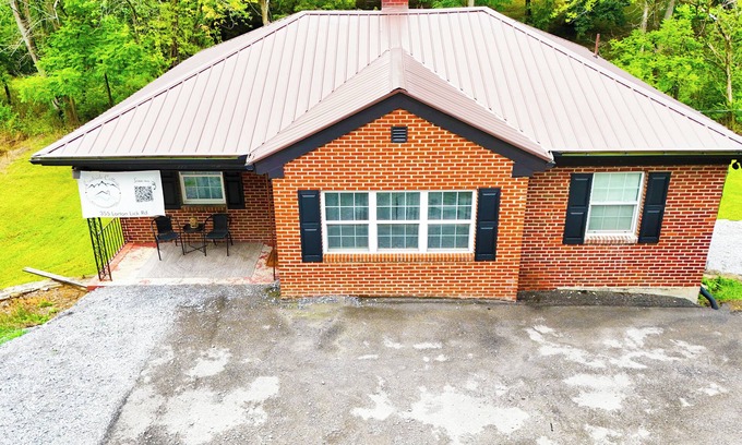 Bluewell Cottage | Best kept secret in Mercer Co! 3-bedroom Creekside Cottage with WiFi & AC.