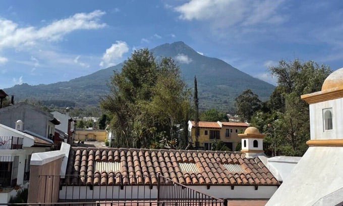 Antigua Guatemala Maison | COZY COLONIAL TWO-BEDROOM FAMILY HOME WITH BEAUTIFUL TERRACE WITH VOLCANOES VIEW