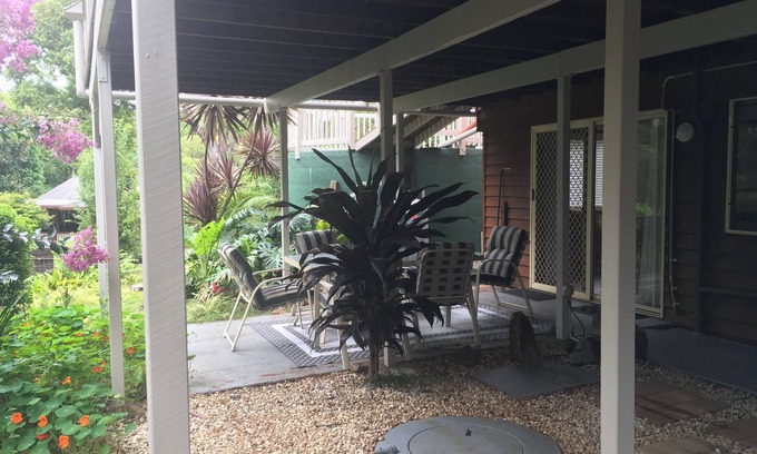 Eagle Heights Appartement | Cozy Comfort is a self contained apartment surrounded by beautiful greenery.