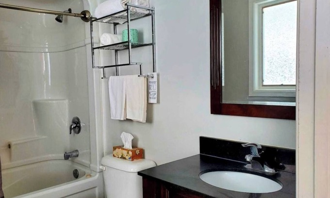Wiarton Appartement | Cozy Comfort Double Room 02– Peninsula Motel, Minutes from Wiarton Waterfront