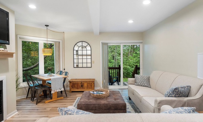 Petoskey Copropriété | Cozy Condo on Round Lake in Petoskey