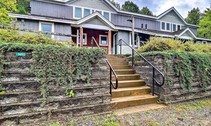 East Burke Copropriété | NOUVEAU! Cozy Condo w / Patio, marcher jusqu'à Burke Mountain!