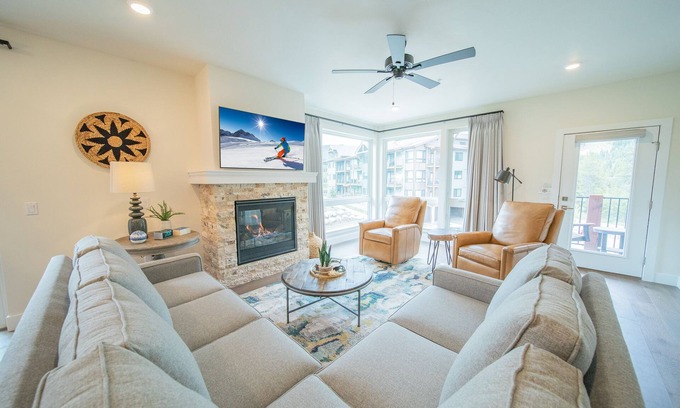 Lakeside Village Copropriété | Cozy Condo with Fireplace & Breathtaking Views