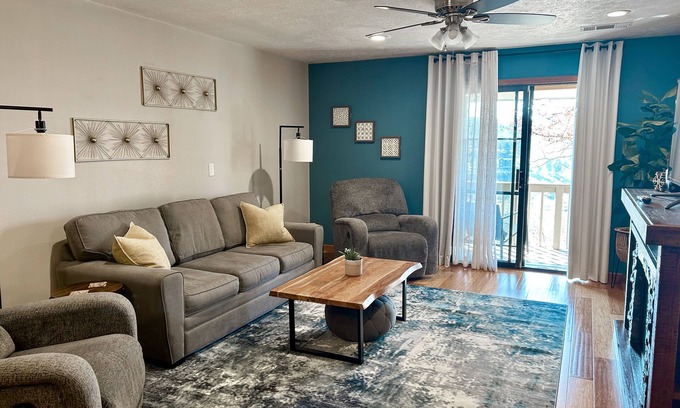 Table Rock Copropriété | Cozy Condo with Lake View and Golf. Short walk and quicker drive to amenities!