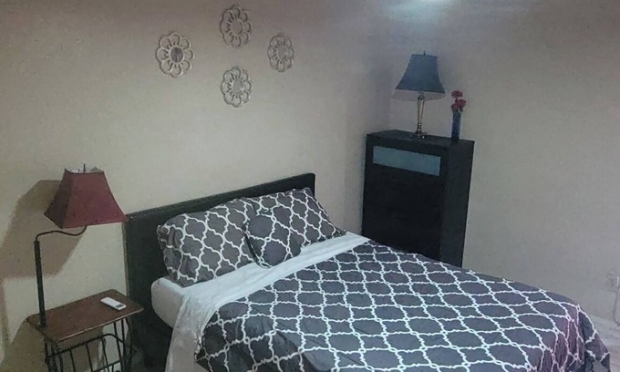 Clodine Copropriété | Cozy Condo2, surrounded by shopping & eateries