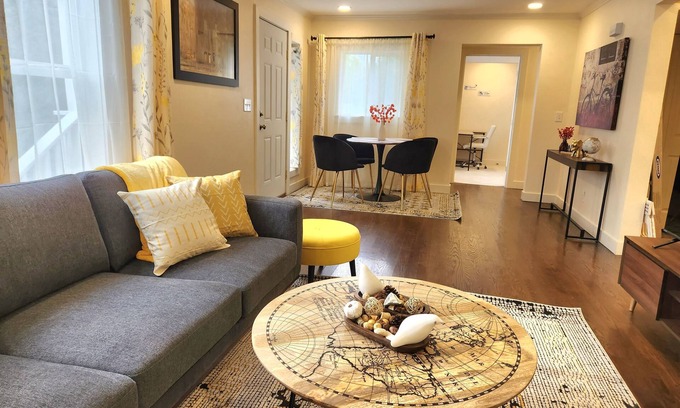 Mann Appartement | Cozy Contemporary 2BR with sofa bed in the office