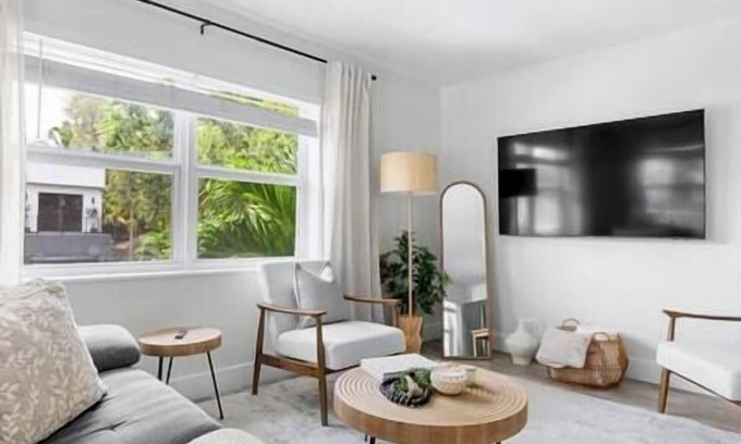 Hendricks and Venice Isles Copropriété | Cozy corner condo, just renovated, pool views