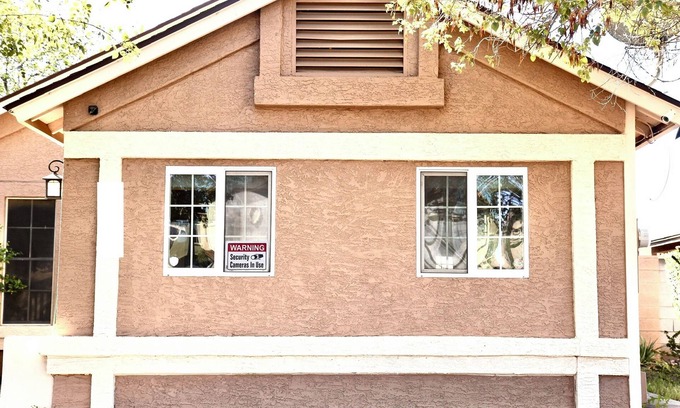Paradise Valley Village Maison | Cozy Cottage - 2 BD Energy Efficient Victorian Villa