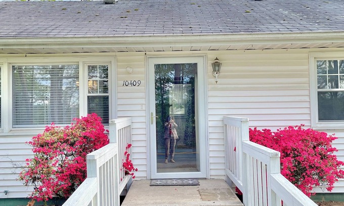 Cumberland Maison | Cozy Cottage 2 bedroom house one and half bathrooms Cumberland, Md with AC, WiFi