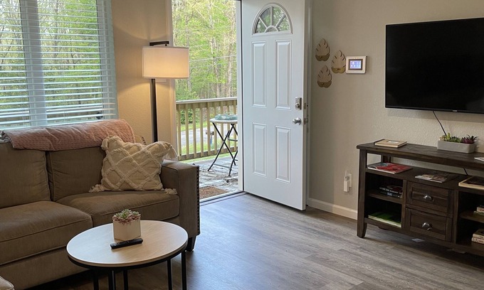 Fairfield Bay Maison | Cozy Cottage by Marina & Trails. Quiet and Serene!