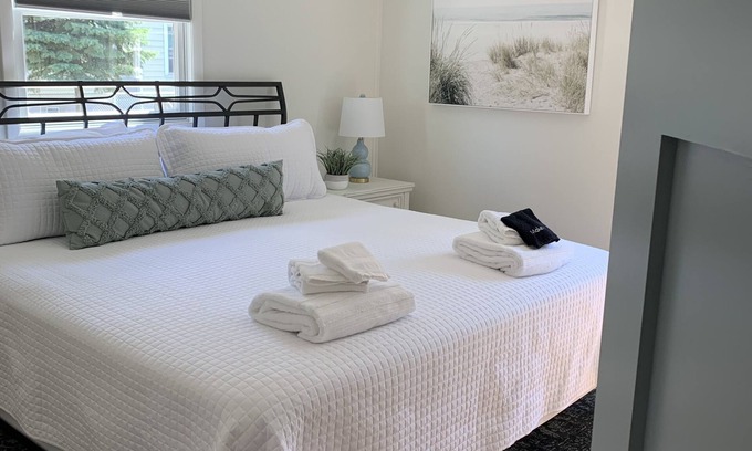 Kenosha Maison | Cozy Cottage by the Big Lake