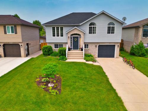 Meaford Maison | Cozy Cottage for Fall Getaways, Private backyard, decks