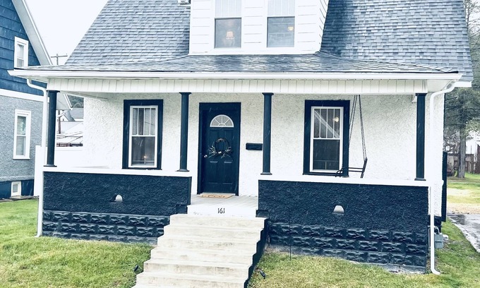 Tennerton Maison | Cozy Cottage in Perfect Location with Hot Tub!