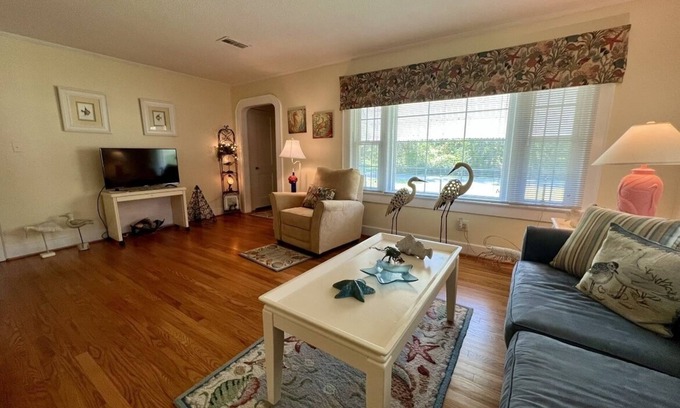 Marshallberg Maison | Cozy Cottage in quiet neighborhood not far from beaches