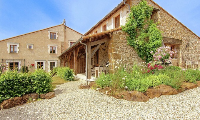 Roussines Cottage | Gîte avec studio dans un domaine avec piscine