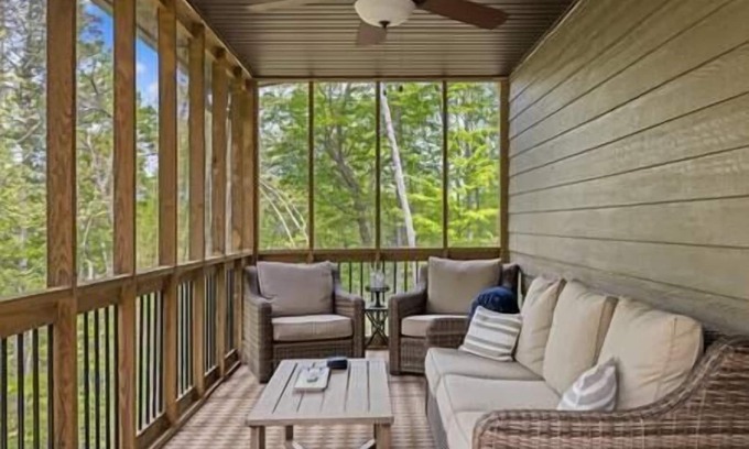 Lake Lure Maison | Cozy Cottage in the heart of Lake Lure