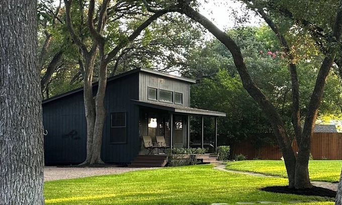 Austin Lake Estates Cottage | Cozy cottage in the trees