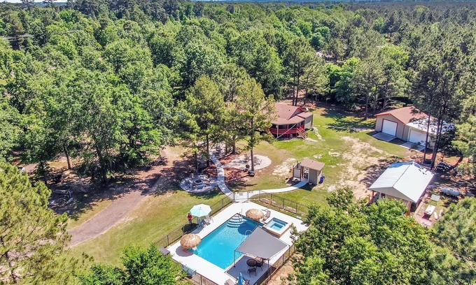 West Livingston Cottage | Cozy cottage near the lake with private pool and hot tub. Dog-Friendly!