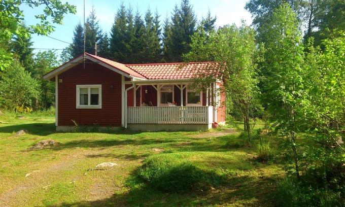 Hallaryd Cottage | Le chalet rouge sur le lac Örsjön avec une connexion Wi-Fi gratuite et son propre bateau à rames privé