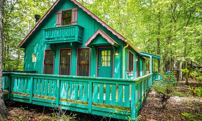 Pine Mountain Chalet De Ski | Cozy cottage nestled in the woods.