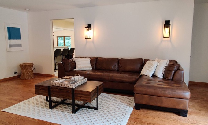 Shorewood-Tower Hills-Harbert Maison | Cozy cottage surrounded by trees and sounds of nature with new hot tub.