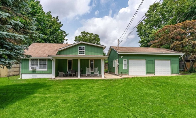Northport Maison | Cozy Cottage- Tucked Away and Private. Close to Village and Shopping.