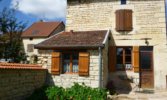 Pont-la-Ville Cottage | Maison Authentique avec Jardin Clos et Parking Privé à Pont-la-Ville