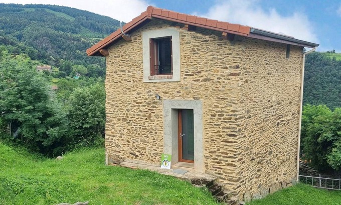 Saint-Chamond Cottage | Gîte rénové avec terrasse panoramique et tout confort à Saint-Chamond, proche Saint-Étienne et Lyon