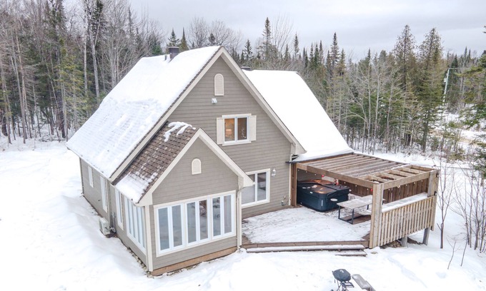Saint Come Cottage | Chalet chaleureux avec jacuzzi and accès au lac