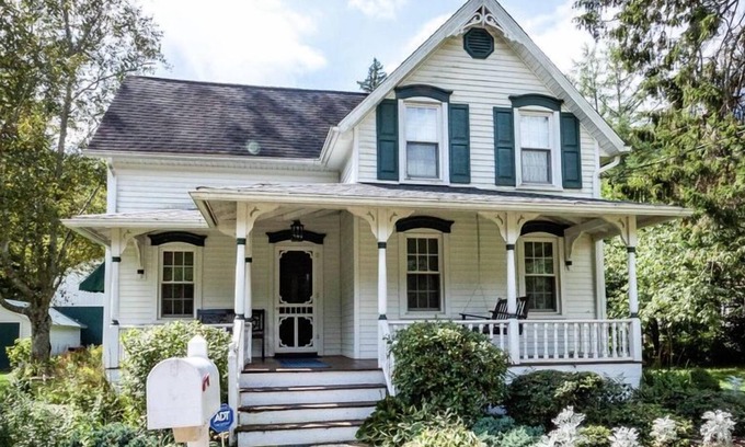 Benton Maison | Cozy Cottage with Mountain Views - 10 minutes from Ricketts Glen