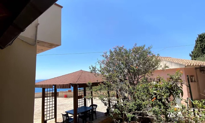 Licata Appartement | Cozy cottage with panoramic sea view and bathtub in Montesole, Licata