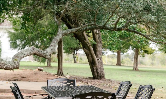 Burton Maison | Cozy Cottage with Scenic Outdoor & Fire Pit + Minutes From Round Top Shopping