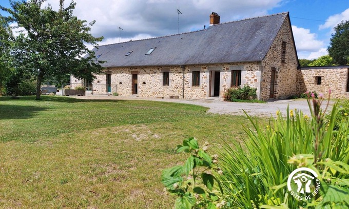 Saint-Ouen-des-Toits Cottage | Gîte de charme avec jardin clos, à 15 min de Laval - 4 chambres, WiFi, parking, animaux acceptés
