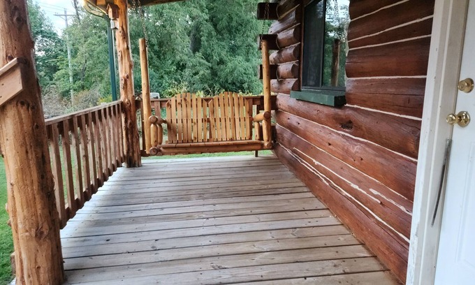 West Union Cabine | Cozy Country Cabin close to West Union!
