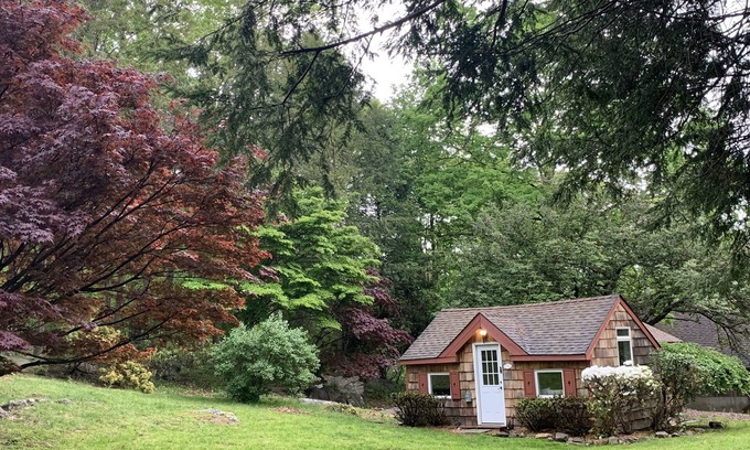 Lewisboro Cottage | Cozy country cottage in horse country ,private 1 hour toNYC