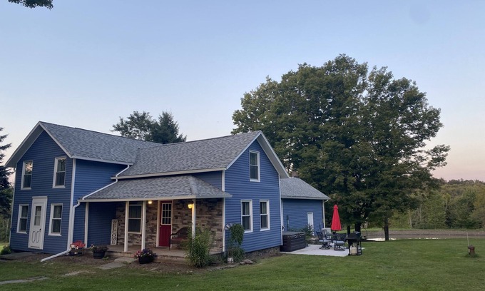 Rushville Autre | Cozy Country farmhouse with Hot Tub