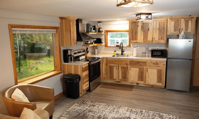 Montgomery Cabine | Cozy Couples Cabin