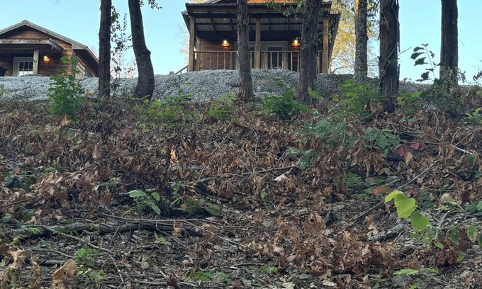 Fort Towson Cabine | Cozy Creek cabin in charming Fort Towson with WiFi access