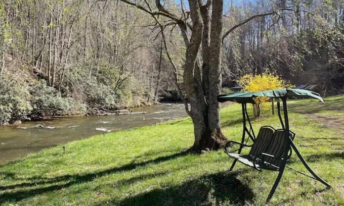 Dugspur Cabine | Cozy creek side cabin. Pet Friendly. Single Story, with ramp at entry