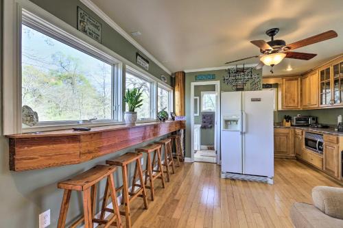 Thomaston Maison | Cozy Creekside Cabin with Grill Fish and Explore!