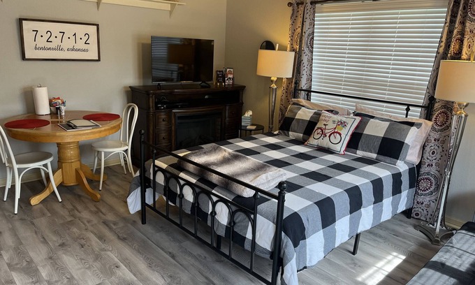 Bentonville Appartement | Cozy, cute studio! Safe and quiet neighborhood, Comfy bed; Near downtown!