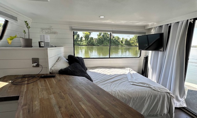 Willow Creek Location De Bateaux | “Cozy Docked Houseboat Stay – Minutes from Golden 1 & Aftershock”