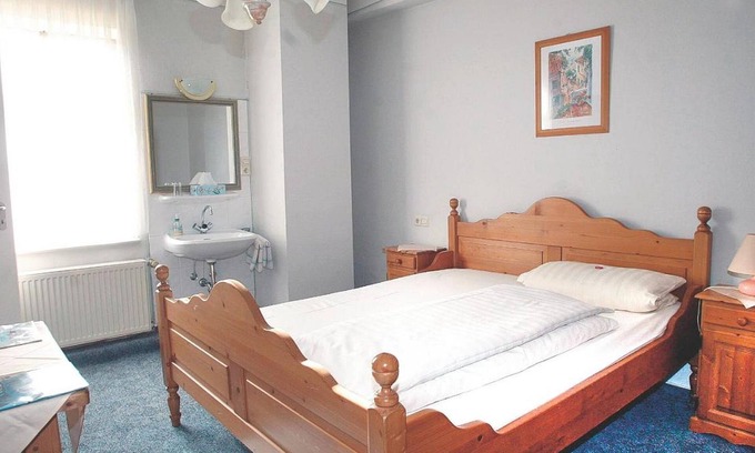 Habichtswald Appartement | Cozy double room, 15sqm with private bathroom