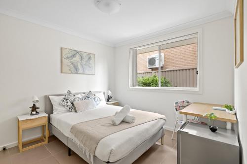 Panania Maison | Cozy Double Room in Panania - Close to Stations & Stores - Shared Bathroom