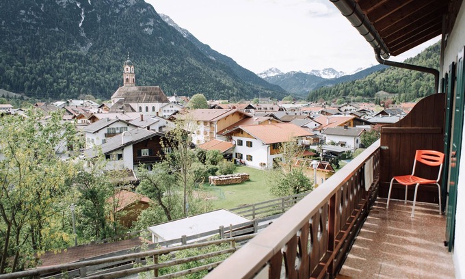 Mittenwald Appartement | Cozy double room with a great view of the Karwendel. Close to the center!